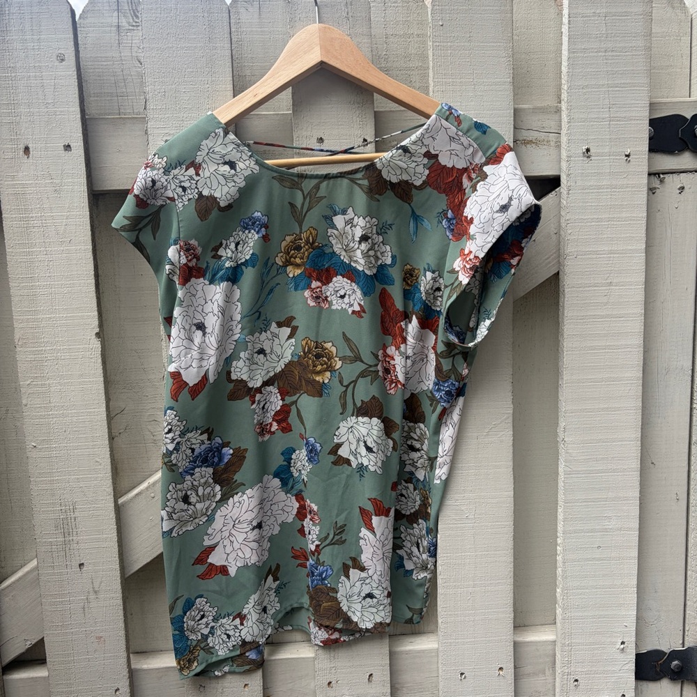 DR2 Sage Green Floral Short-Sleeve Blouse
